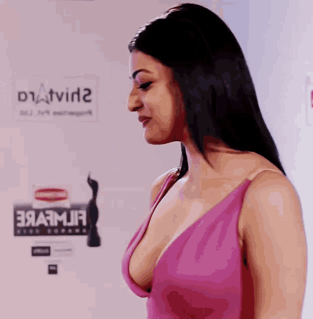 [Image: kajal-agarwal-side-boobs-n-nipple-shake.gif]