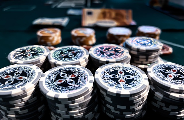 Oberfläche der 1GO Casino Webseite mit verschiedenen Spielkategorien.