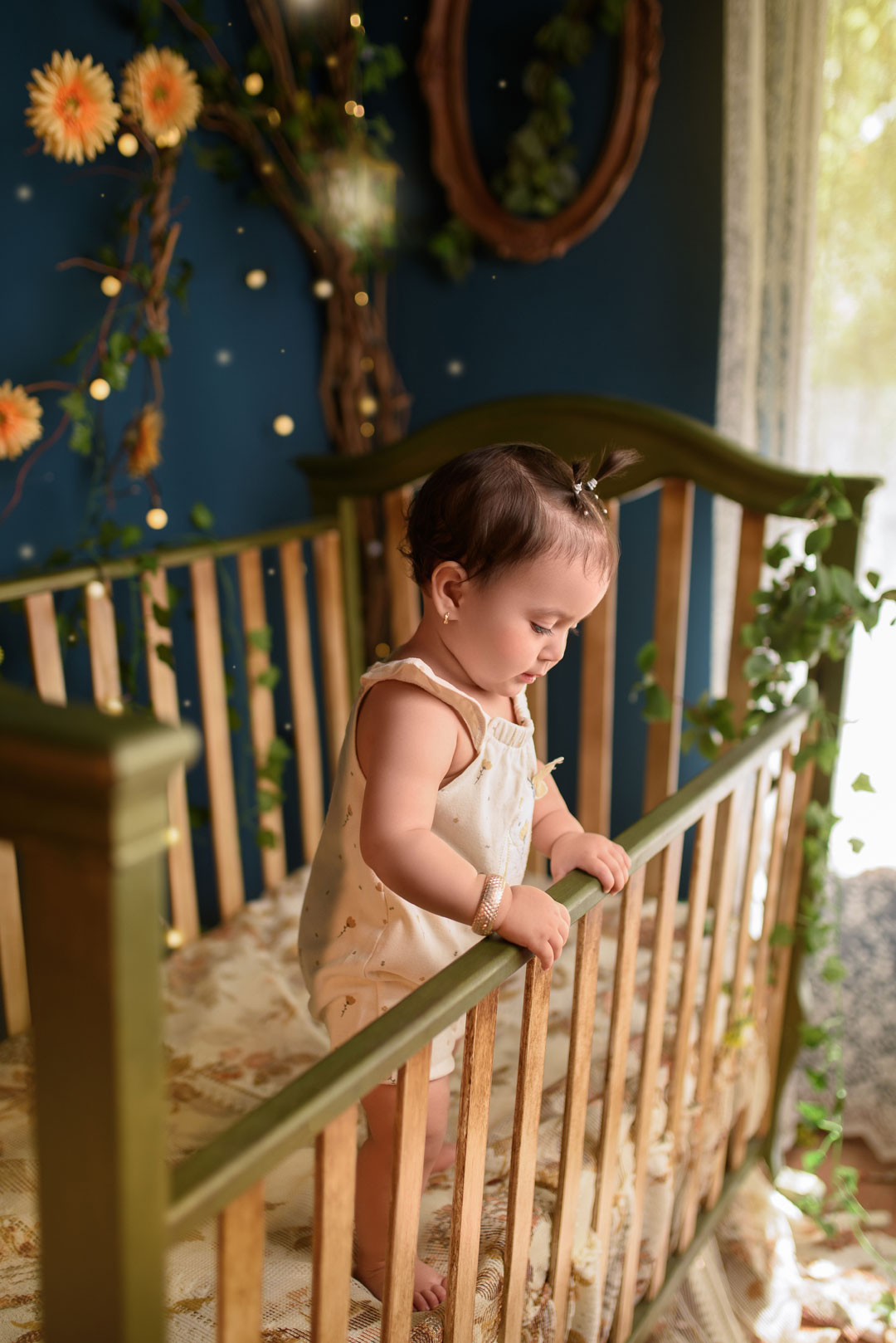 آتلیه کودک نویسا مشهد - دکور مدرن و فضای خنثی مناسب عکاسی کودک