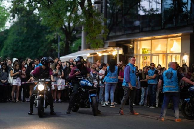 Los fanáticos se reunieron afuera del hotel luego de la noticia de la muerte de Payne.AP