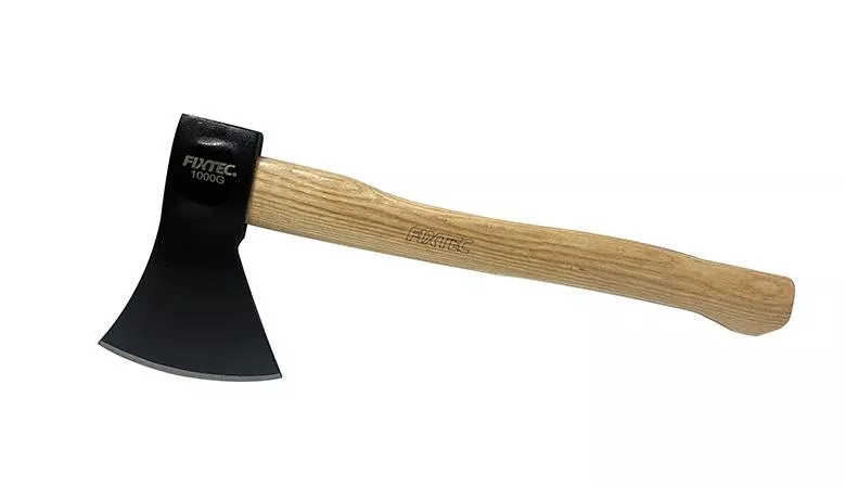 Hacha con mango de madera