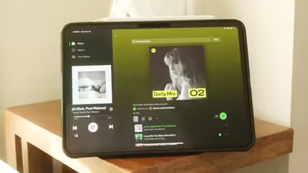 iPad Pro M4で音楽を再生している