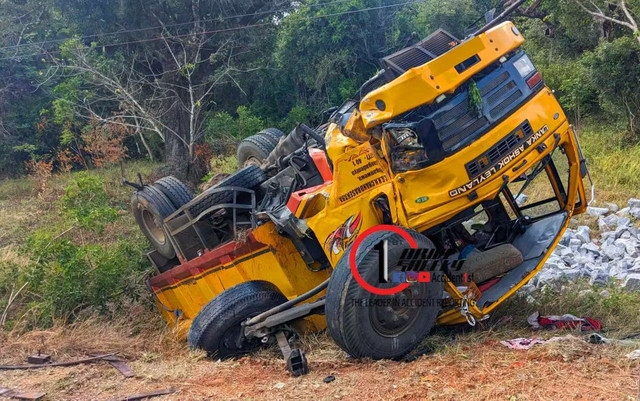 පුලියන්කුලම - මුලතිව් මාර්ගයේ දී කලු ගල් ප්‍රවාහනය කරමින් තිබූ ටිපර් රථයක් මාර්ගයෙන් ඉවතට පැන පෙරලී යයි