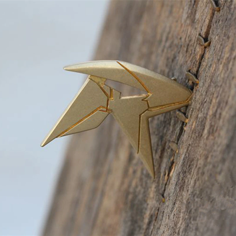 [IMAGE:https://i.ibb.co/88427K8/Robin-Batarangs.webp]