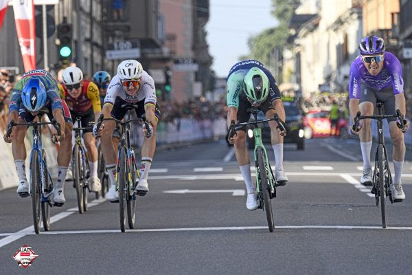 A Lissone l’iridato Brandon McNulty beffato da Paul Lapeira sul traguardo della 79^Coppa Agostoni