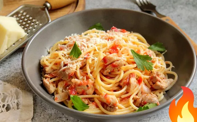 Постер Спагетти с курицей в томатном соусе