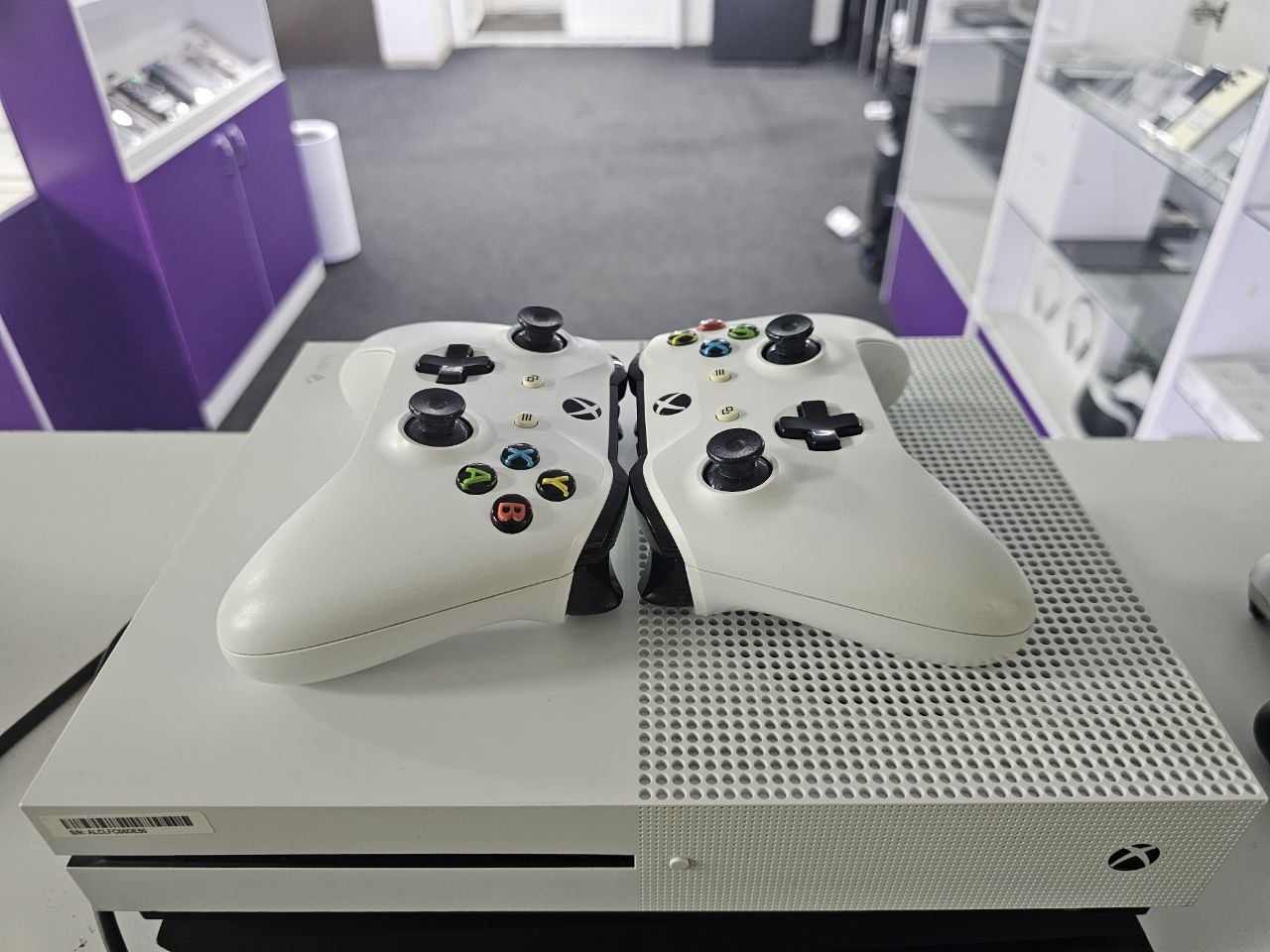 Xbox One Series S 1 ТБ в белом цвете — компактная консоль для игр, фильмов и онлайн‑развлечений