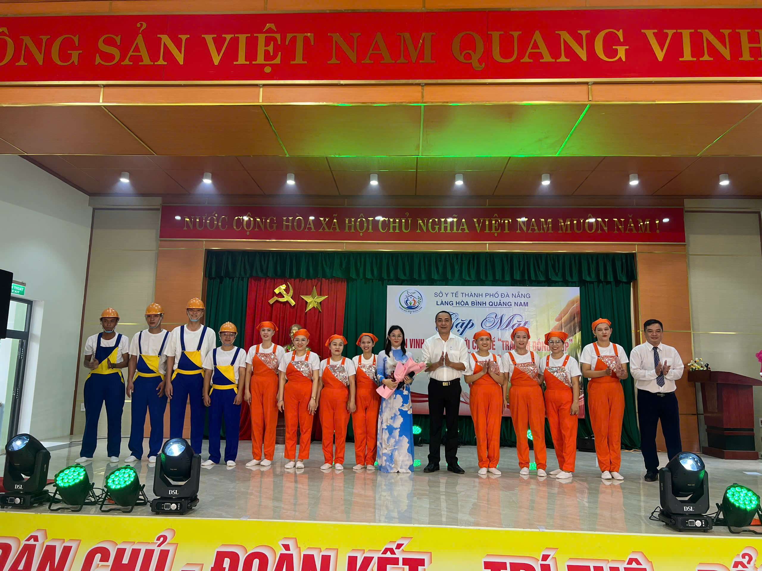 Trao hoa chúc mừng các tiết mục văn nghệ đặc sắc chào mừng chương trình
