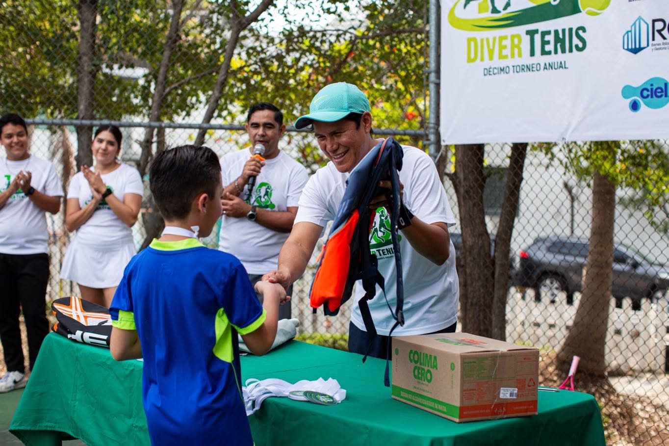 Alumnos entrenando en las canchas de Divertenis