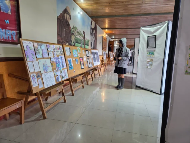 Trabajos artísticos expuestos en los pasillos