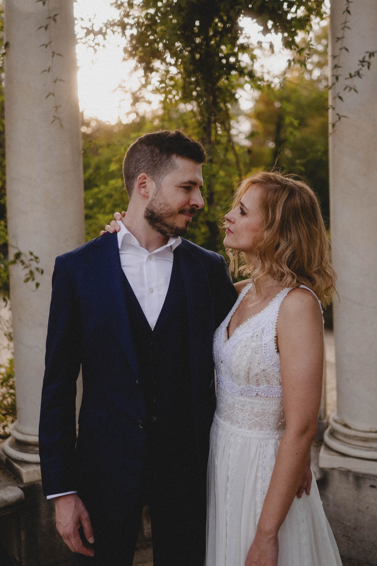Reportaje de postboda en Madrid con María y Jesús durante una sesión de fotografía al aire libre