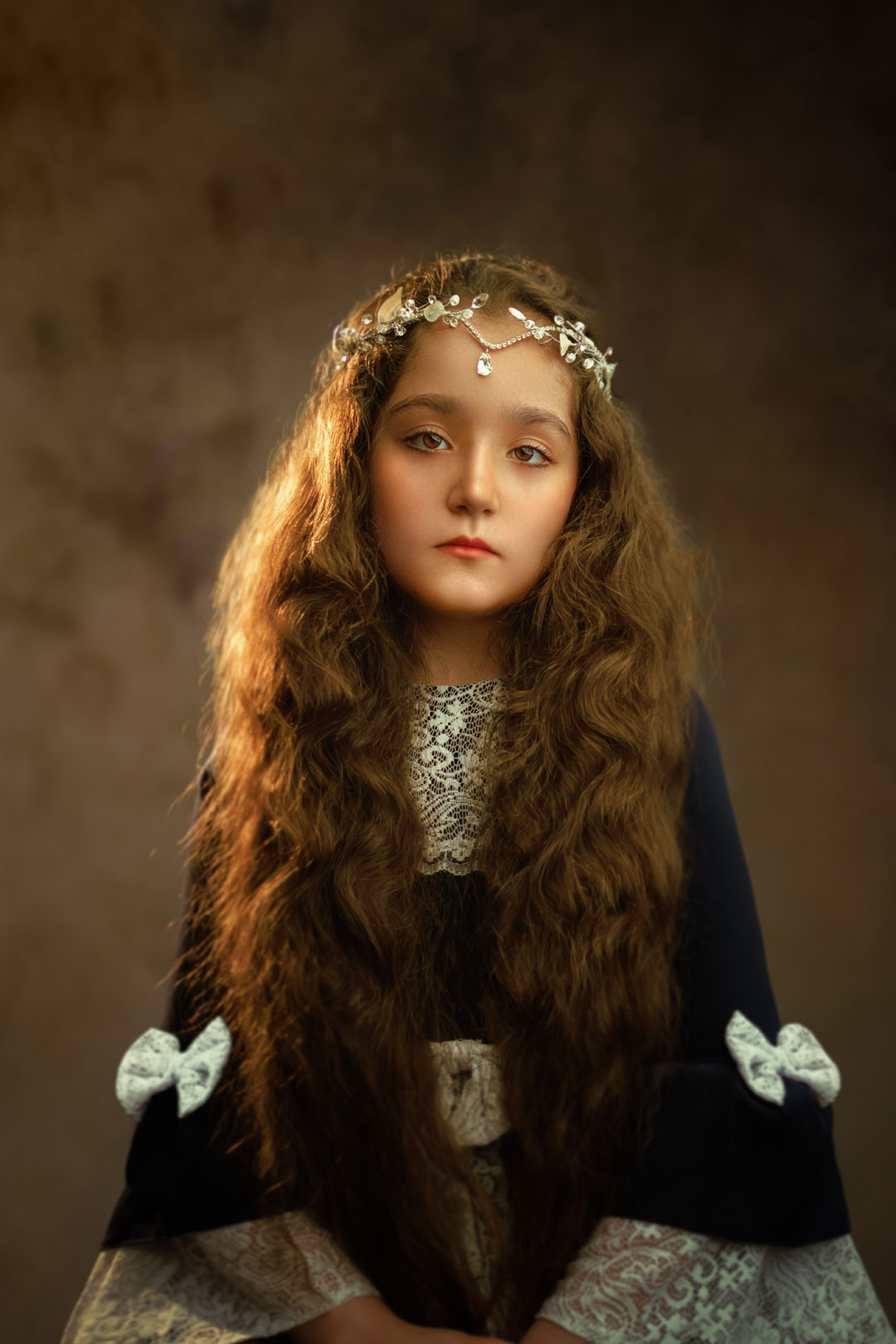 عکاسی خانواده در فضای مینیمال آتلیه کودک نویسا مشهد