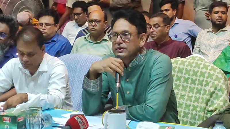 দিনাজপুর জেলা শিল্পকলা একাডেমি মিলনায়তনে এইচএসসি পরীক্ষা সংক্রান্ত মতবিনিময় সভায় বক্তব্য রাখছেন শিক্ষামন্ত্রী ড. আ ন ম এহছানুল হক মিলন।