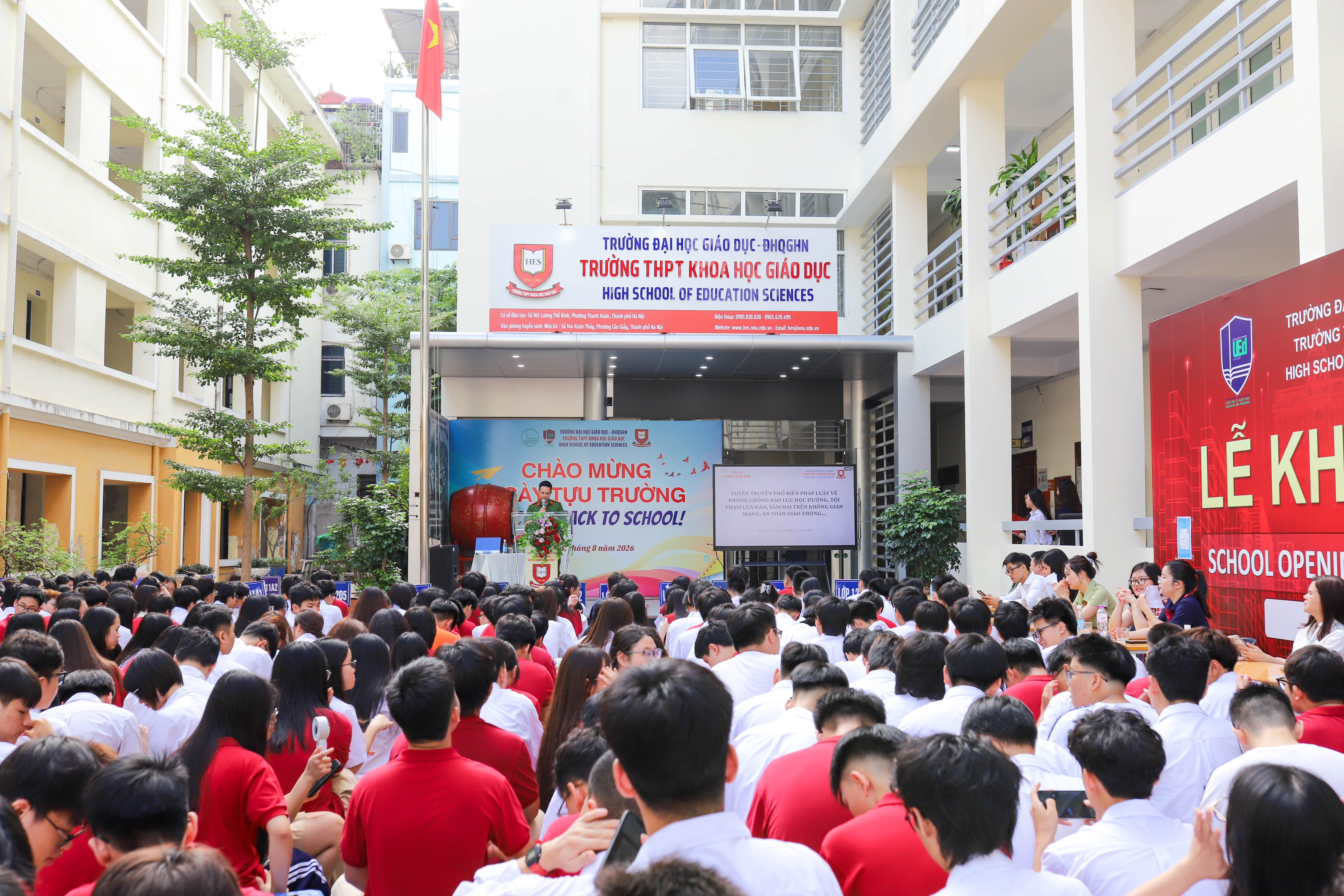 Sinh hoạt dưới cờ HES 10