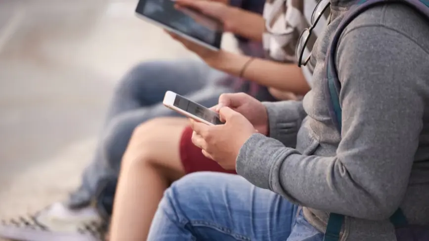 Australian Teens Defy Social Media Ban