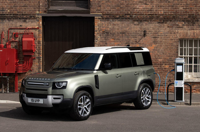 Первый подключаемый гибридный автомобиль Land Rover Defender поступит в продажу в следующем году с трансмиссией мощностью 398 л.с., способной проехать 27 миль только на электричестве, и обещанием, что это будет «самая производительная и долговечная» версия внедорожника.

Новый подключаемый гибридный вариант является частью ряда обновлений и новых вариантов, представленных как часть линейки Defender 2020 модельного года. Между тем, вариант Defender 90 с короткой колесной базой, выпуск которого был отложен из-за воздействия карантина Covid-19, теперь поступил в продажу.

Первоначально новый Defender P400e будет предлагаться только с удлиненной колесной базой 110 и использует ту же трансмиссию, что и Range Rover и Range Rover Sport . Он соединяется с 2,0-литровым четырехцилиндровым бензиновым двигателем мощностью 296 л.с. и электродвигателем мощностью 139 л.с.

Land Rover утверждает, что модель будет предлагать «существенный крутящий момент», который повысит внедорожные возможности этой прочной машины. Трансмиссия может достичь 0-60 миль в час за 5,4 секунды, максимальная скорость 130 миль в час, экономия топлива 85,3 миль на галлон и выбросы CO2 74 г / км. Иэн Грей, руководитель отдела разработки силовых агрегатов Jaguar Land Rover, заявил, что новый подключаемый гибрид «уравновешивает производительность с экономией топлива и полностью электрическими внедорожными качествами».

Defender P400e имеет 20-дюймовые колеса и пневматическую подвеску с электроприводом в стандартной комплектации, а его трансмиссия настроена таким образом, что позволяет работать только с электроприводом в режиме малого радиуса действия как на дороге, так и на бездорожье. Он может буксировать до 3000 кг.

Зарядка аккумулятора 19,2 кВтч осуществляется через соединение в режиме 3 с использованием источника питания слева от автомобиля, а разъем режима 2 доступен в качестве опции. Зарядка на 80% занимает около получаса от быстрой зарядки на 50 кВт. Также используется рекуперативное торможение.

P400e доступен с пятью или шестью сиденьями и включает в себя защитное стекло и климат-контроль в стандартной комплектации.Наряду с подключаемым гибридом, Land Rover обновил новый шестицилиндровый дизельный двигатель Ingenium для модельного ряда Defender. Используя мягко-гибридную технологию для повышения эффективности, он будет предлагаться в трех вариантах мощности, начиная с D200 (197 л.с. и 369 фунт-фут) и D250 (245 л.с. и 420 фунт-фут), заменив D200 и D240, ранее представленные в линейке. Land Rover заявляет, что оба двигателя достигают 32,3 миль на галлон, а выбросы CO2 составляют всего 230 г / км. На Defender 110 D200 разгоняется до 100 км / ч за 9,5 секунды, а у D250 этот показатель сокращается до 7,9 секунды.

Новый вариант D300 будет сидеть на вершине линейки дизельных двигателей Defender, производя 296 л.с. и 479 фунт-фут крутящего момента, а Defender 90 разгоняется до 100 км / ч за 6,3 секунды.

Новый полноприводный дизель оснащен новой интеллектуальной системой трансмиссии, которая изменяет крутящий момент на оси в зависимости от действий водителя и данных, собранных об окружающей среде автомобиля с датчиков, расположенных на автомобиле. Land Rover утверждает, что он может оптимизировать подачу мощности для тяги и эффективности, а также улучшить экономию топлива и выбросы CO2.

Defender 90 поступил в продажу

Трехдверный Defender 90 с короткой колесной базой уже поступил в продажу после задержки, связанной с блокировкой из-за коронавируса.

Он будет предлагаться с теми же мягкими гибридными бензиновыми и дизельными двигателями, которые предлагаются в более крупной модели 110, с бензиновыми агрегатами P300 и P400, к которым присоединяются дизельные агрегаты D200, D250 и D300. Как и в случае с 110, все модели Defender 90 используют восемь -скоростная автоматическая коробка передач. Бензиновые версии оснащены полным приводом, а в дизелях Ingenium используется новая интеллектуальная система полного привода.

У 90-го есть те же углы захода на посадку и углы съезда, что и у 110-го, а Land Rover заявляет об улучшенной геометрии при трогании с места при установке дополнительной электронной пневматической подвески. Меньшая машина также имеет радиус поворота 11,3 метра.

Land Rover заявляет, что диапазон Defender 90 будет стоить от 43 625 фунтов стерлингов в Великобритании, по сравнению с 45 315 фунтов стерлингов за 110.

Defender получил новую прочную отделку, новые технологические возможности

Линейка Defender также получила новый уровень отделки салона X-Dynamic, в котором есть ряд улучшений в прочном стиле. К ним относятся передние и задние поддоны Silicon Satin, решетки радиатора и значки, а также отделка Satin Black на задних петлях восстановления. Легкосплавные диски получили новую черную отделку среди других изменений.

Внутри модели X-Dynamic оснащены уникальными металлическими пластинами протектора с подсветкой, а сиденья отделаны Robustek - прочной защитной тканью, которая, по словам Land Rover, является износостойкой и устойчивой к истиранию. Модели более высокого уровня X-Dynamic S, SE и HSE имеют кожаную обивку с элементами Robustek. 

Дальнейшие обновления на 2021 модельный год включают в себя новый ряд вариантов цвета кузова и другие функции персонализации, а также новые пакеты помощи водителю и технологические пакеты. Предлагается новый пакет Blind Spot Assist Pack, а также новый семейный пакет, который добавляет сиденья третьего ряда с трехзонным климат-контролем. Семейный пакет Plus добавляет обогрев сидений третьего ряда.