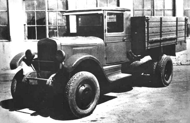 ЗИС-32 — это полноприводный грузовик, созданный на базе модели ЗИС-5. Мелкосерийное производство автомобиля началось в 1941 года незадолго до начала войны, но после эвакуации завода из Москвы выпуск машин прекратился.

Грузовой автомобиль имел два ведущих моста, двухступенчатую раздаточную коробку, дополнительный топливный бак и стандартный шестицилиндровый ЗИС-5 мощностью 73 л. с. Часть машин получила двигатель ЗИС-16, развивающий 85 сил. Грузоподъёмность модели составляла 2,5 тонны при движении по грунту и 3,0 тонны при движении по твёрдому покрытию.

Всего было сделано 197 экземпляров модели ЗИС-32, большая часть их которых была отправлена на фронт.
