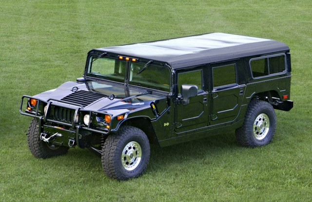 Внедорожник Hummer H1 — это гражданская версия армейского автомобиля Humvee (он же M998, он же HMMWV). Производство «Хаммера» началось в 1992 году, после того как его военный прототип стал широко известен при проведении операции «Буря в пустыне» в Ираке. Машина выпускалась в трех вариантах: с закрытым кузовом универсал, с мягким съемным верхом и как пикап.

Hummer H1 оснащался различными двигателями: бензиновым объемом 5,7 л, дизельными 6,2 л, 6,5 л и турбодизельными объемом 6,5 л и 6,6 л. Производство этой модеи было прекращено в 2006 году. Ему на смену пришли меньшие по размеру и более «гражданские» внедорожники Hummer H2 и H3.