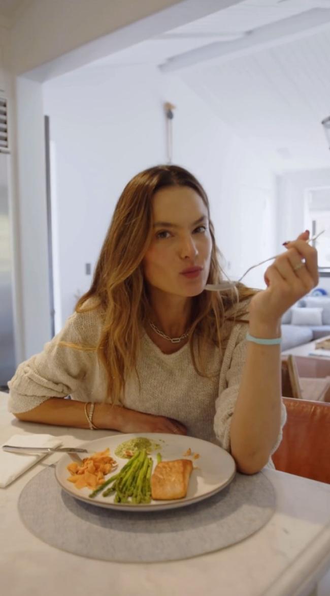 “Para el programa, me aseguro de centrarme en proteínas magras y verduras”, compartió Ambrosio mientras comía salmón y espárragos.Instagram/@alessandraambrosio