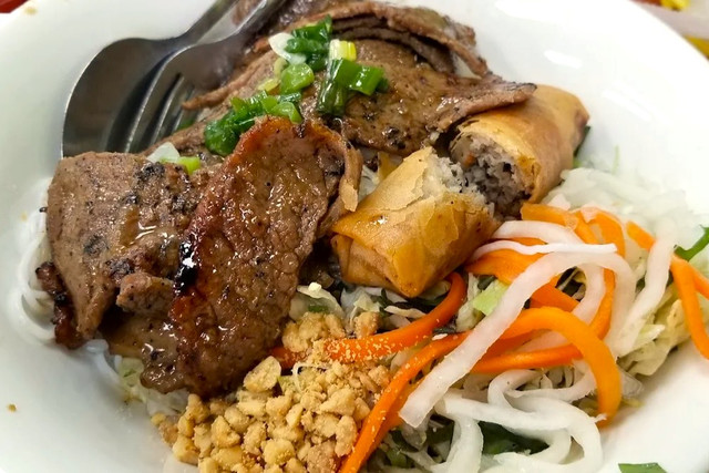 Grilled-Beef-Spring-Roll-Vermicelli
