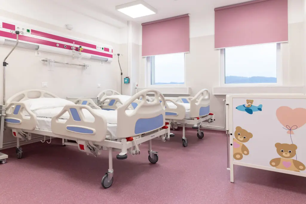 Salariile medicilor și asistenților medicali în 2027, conform noii legi a salarizării