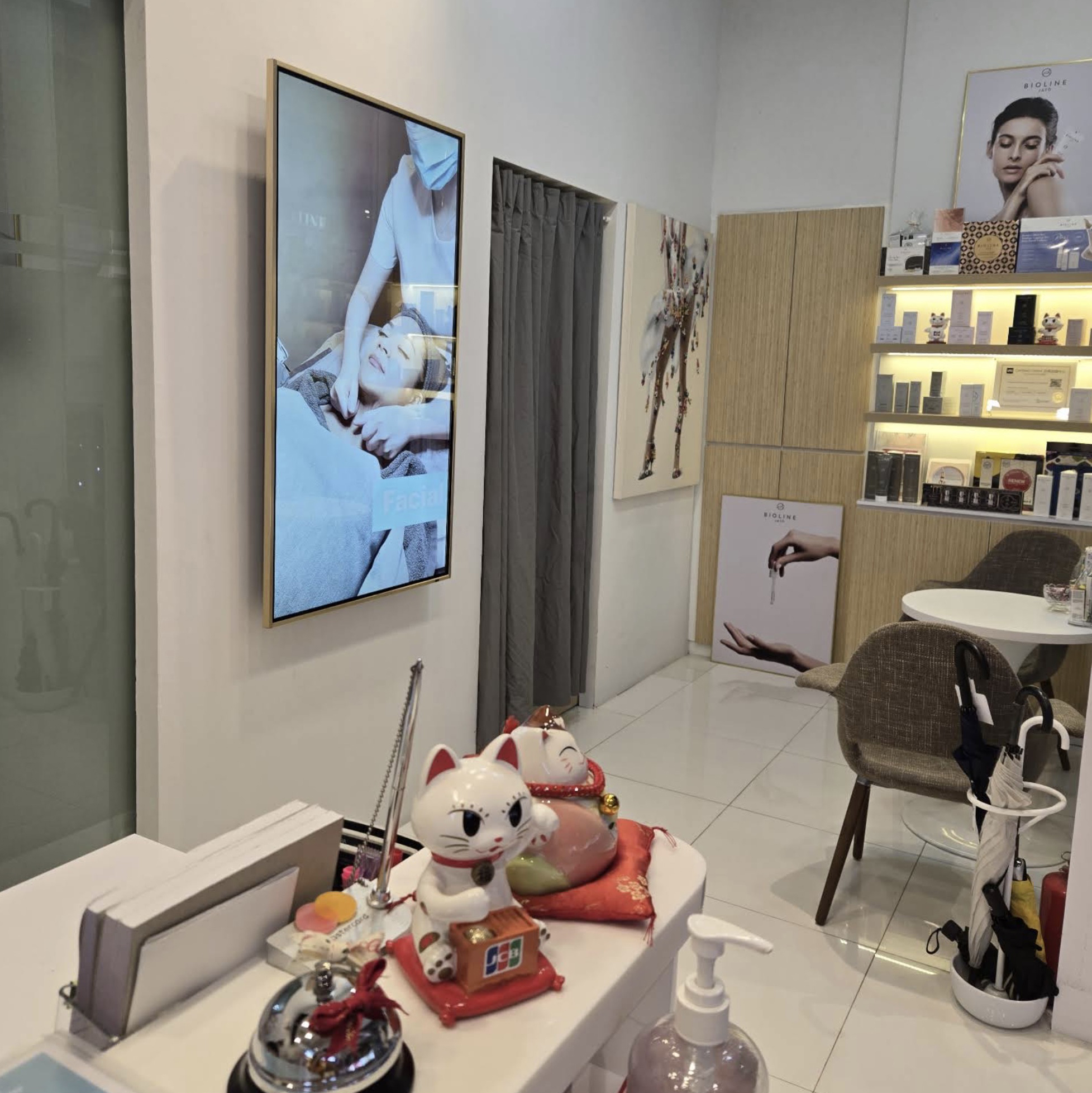 SHR hair removal treatment room at Regina