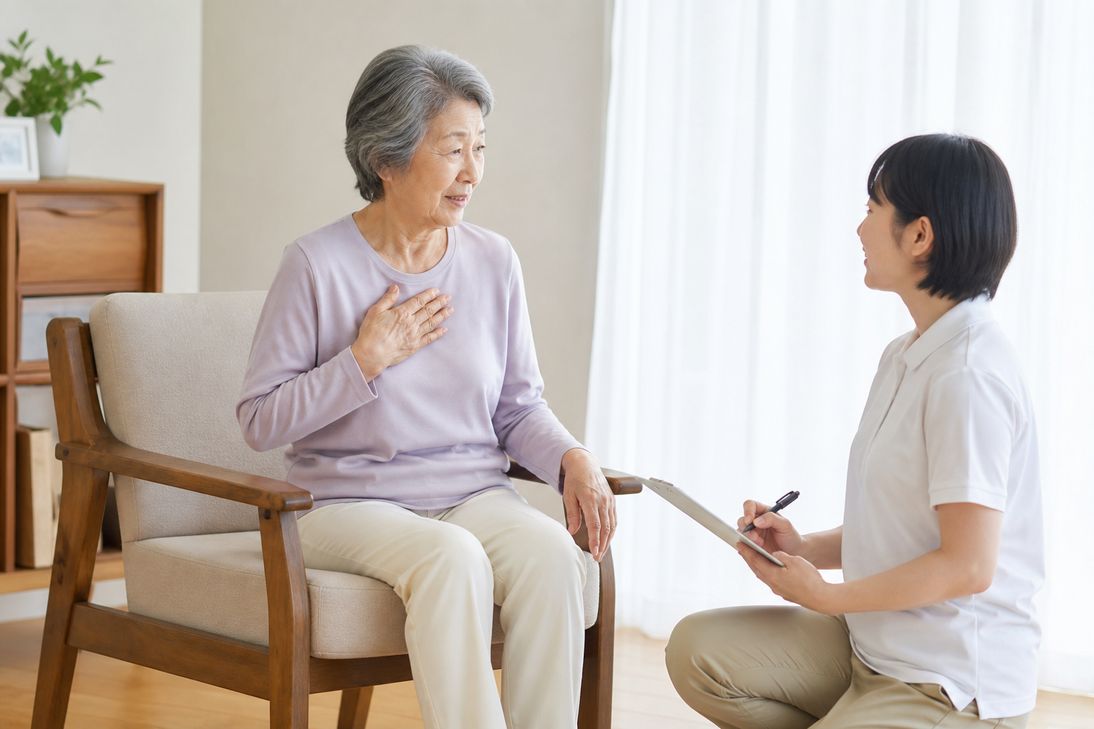 転倒への不安について作業療法士に相談する高齢者