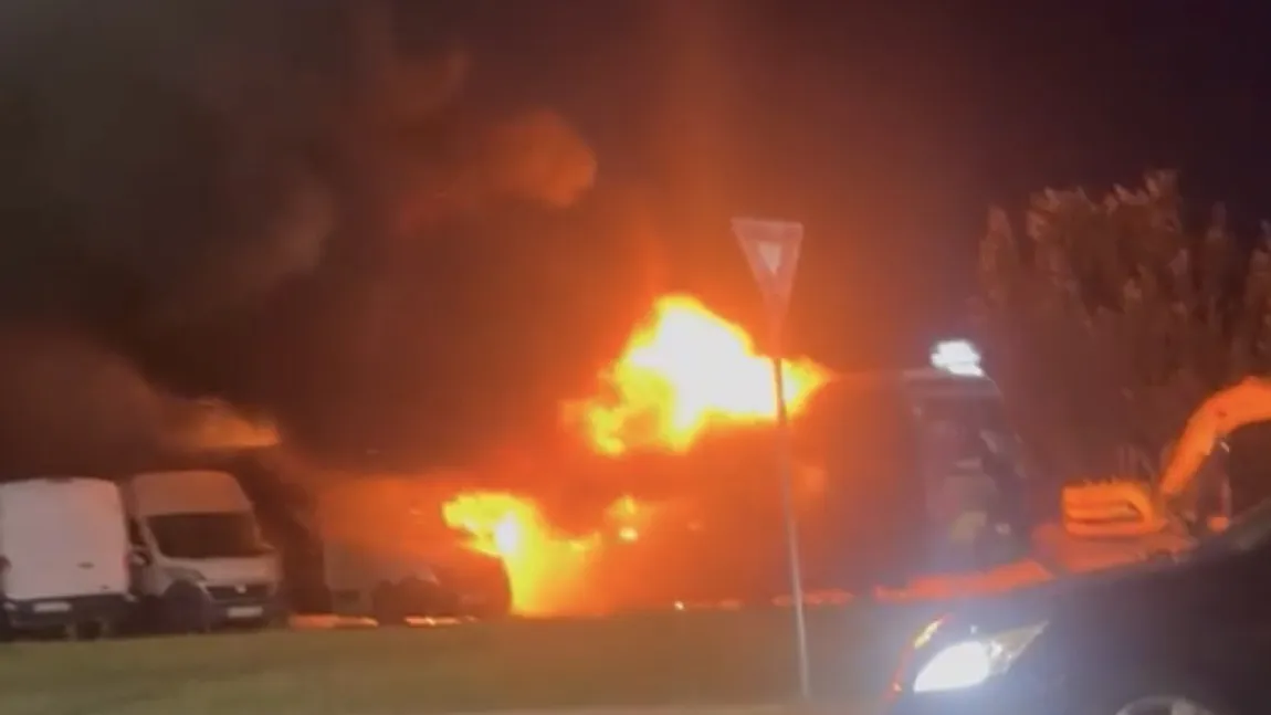 Incendiu în Râmnicu Vâlcea: autocar și autoutilitare distruse de flăcări