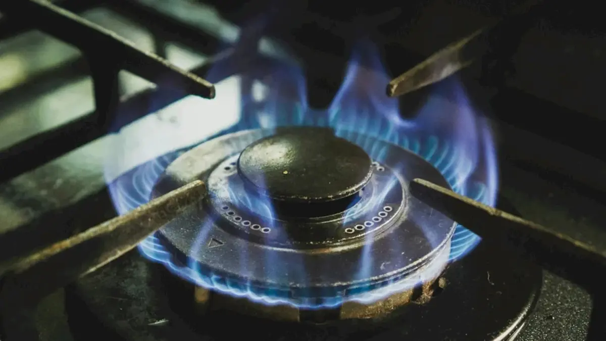 Avarie Distrigaz, după ce niște muncitori au nimerit o conductă cu picamerul, pe Splaiul Independenței. Alimen