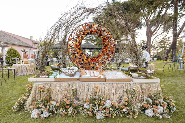 Fotografia de la decoración de una boda preparada antes de la llegada de los invitados