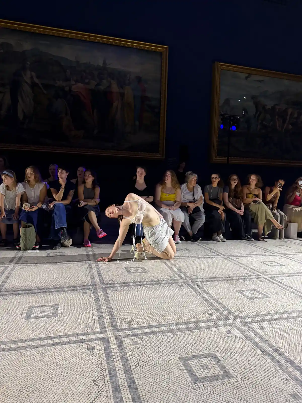 Sinead O'Dwyer Reimagine îmbrăcăminte de seară la V&A moda în mișcare