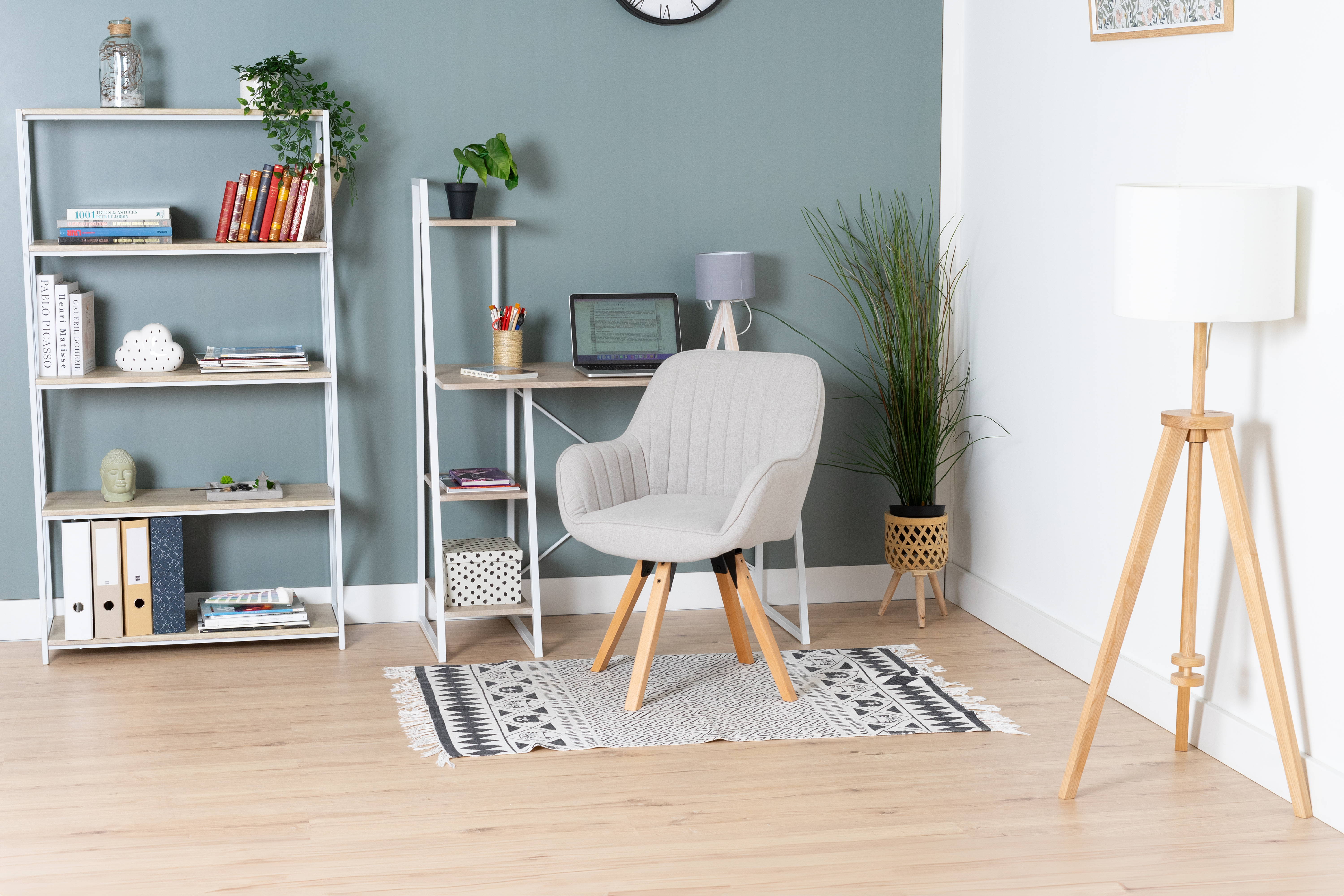 CDATA[
Cette chaise de bureau moderne et élégante allie design et fonctionnalité pour vous offrir un confort optimal et une efficacité
accrue tout au long de votre journée de travail.
Inspirée du style scandinave, cette chaise CARSON sophistiquée apportera élégance et style à votre intérieur.
Sa couleur terreuse mais lumineuse s'accordera parfaitement avec tous vos meubles.
Chaque détail a été pensé pour allier ergonomie et qualité.
Cette chaise banc en tissu allie également confort et fonctionnalité, elle est fabriquée en tissu de haute qualité,
confortable et respirant, les courbes élégantes sont conçues de manière ergonomique, le dossier de hauteur
moyenne permet à votre dos de se détendre et les pieds en bois de hêtre confèrent à cette chaise un excellent
maintien. fourni ! Cette chaise fiable possède un cadre intérieur en fer qui peut facilement supporter un poids
de 120 kg. Sa particularité est que son coussin d'assise épais peut pivoter à 360°, ce qui améliore l'expérience de
conduite et ajoute une touche de fun à votre vie.
![