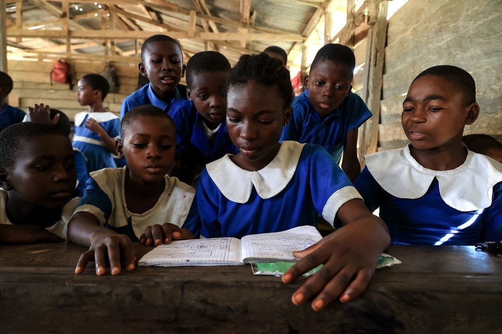 Cameroun : huit millions d'élèves à l'école, sauf dans les zones anglophones sous escorte militaire