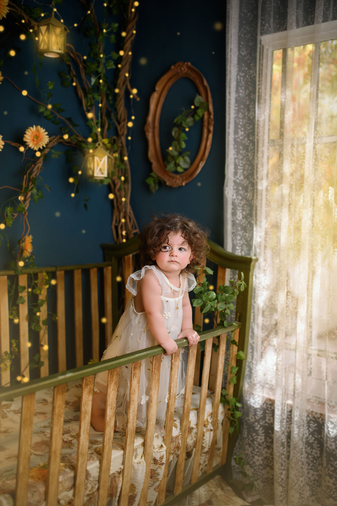 پس‌زمینه خنثی برای عکاسی کودک در آتلیه کودک نویسا مشهد