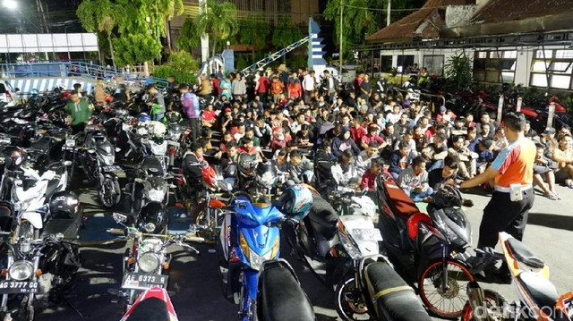 Razia Balap Liar di Kediri 100 Sepeda Motor Terjaring