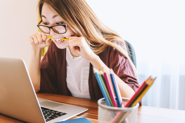 pasante de la ONG Huellas realizando objetivos de forma online