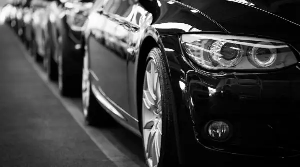 Mașinile parcate ilegal în București vor fi ridicate din toamnă: taxe de recuperare de la 1000 lei