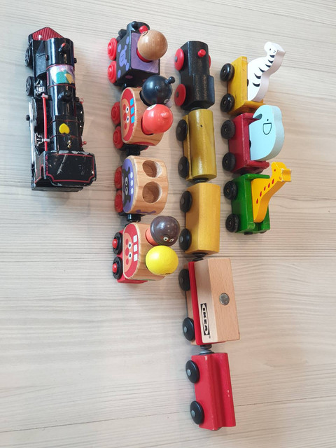 568878