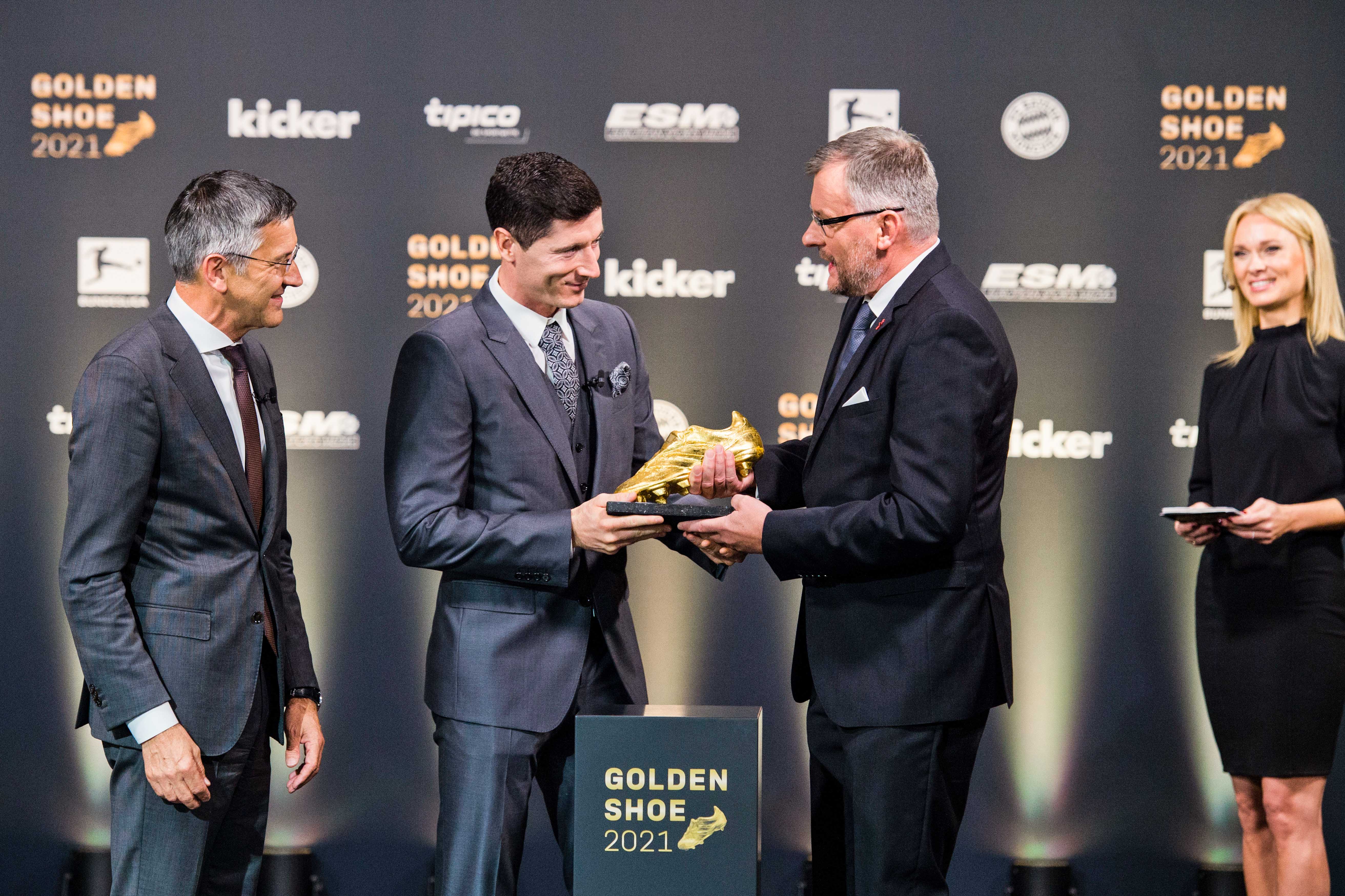 Robert Lewandowski přebírá Zlatou kopačku