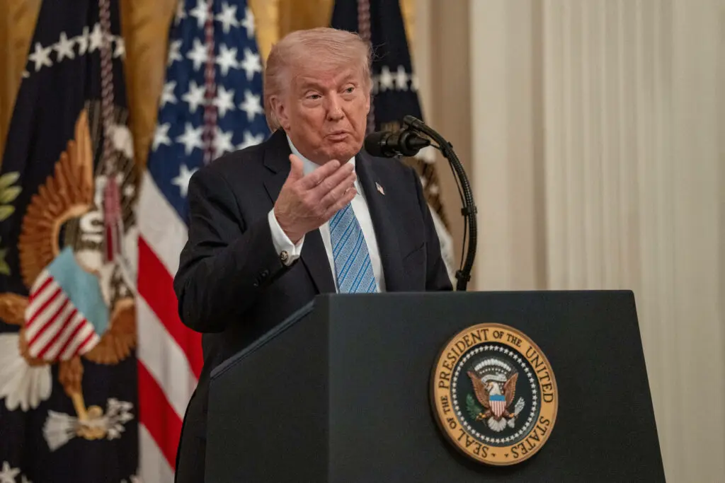 Trump suspendă escortarea navelor în Strâmtoarea Ormuz, sperând într-un acord cu Iranul
