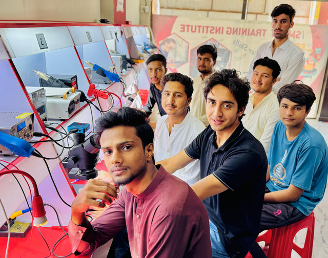 Mobile Repairing Course i Smart Training Institute (25).jpg