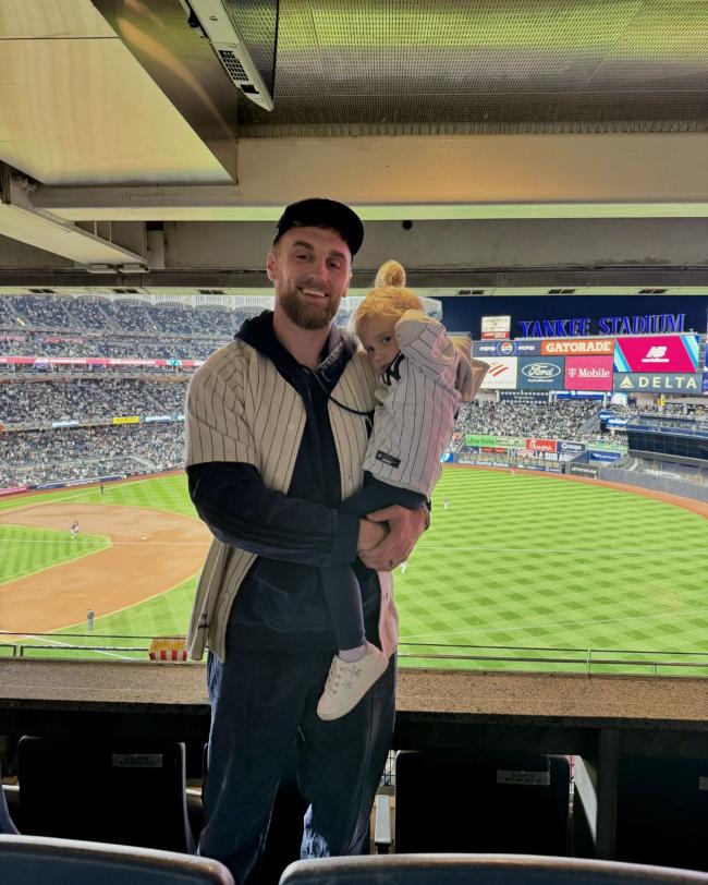 El ex receptor abierto también publicó una foto de él y Gigi vistiendo camisetas iguales de los Yankees en la suite VIP.Dieter Gehrig/Instagram