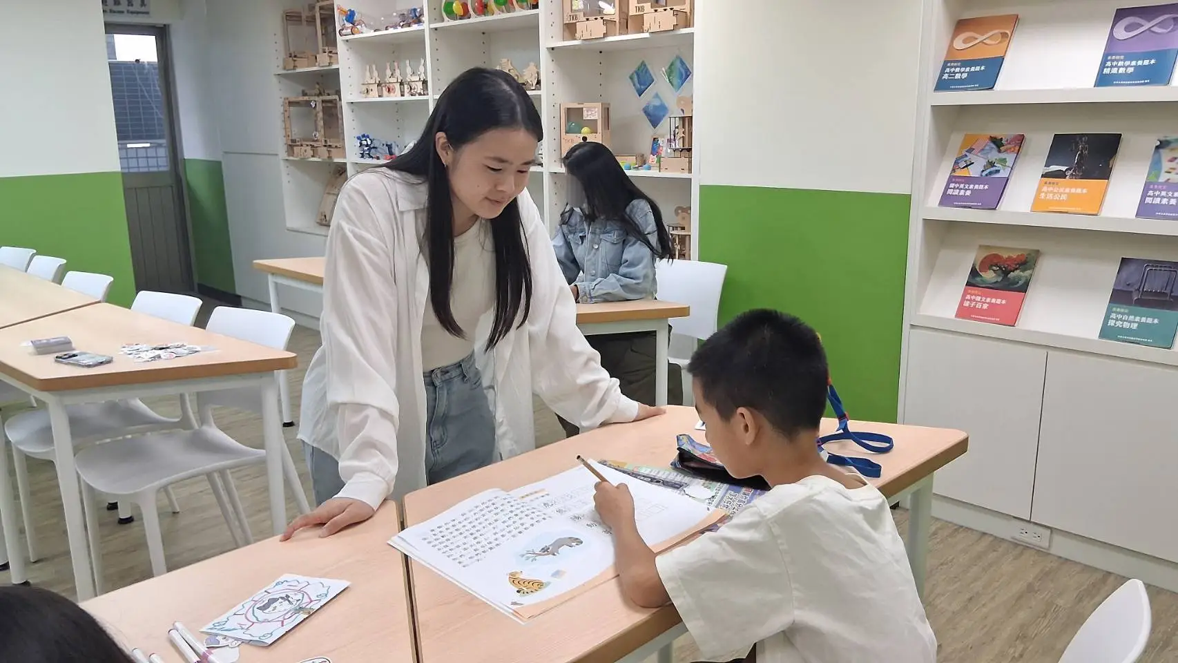 學生專注完成閱讀寫作練習