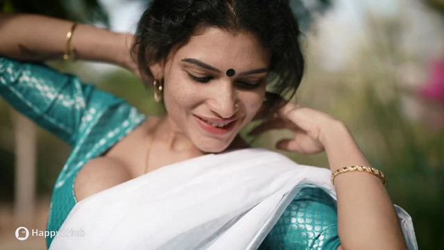 Resmi-R-Nair-Teasing-In-White-Saree-9
