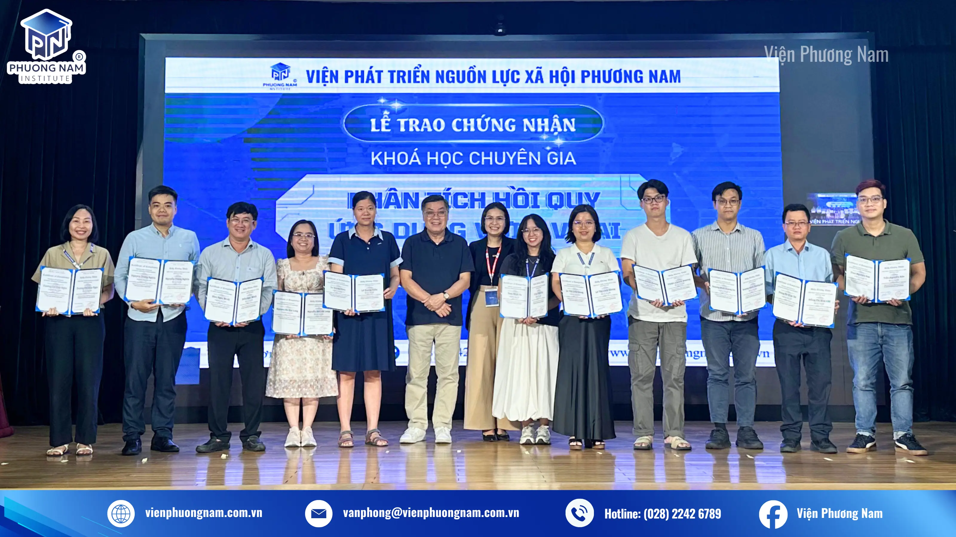 GS.TS. Nguyễn Văn Tuấn và Bà Nguyễn Thị Xuân Vy trao chứng nhận