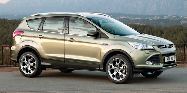 Американо-немецкий компактный кроссовер Ford Kuga дебютировал в 2008 году и на российском рынке показал весьма скромный уровень продаж. При этом почти все конкуренты за прошедшие годы уже заметно обновили свои кроссоверы, так что «фордовцам» пришлось серьёзно поработать над созданием второго поколения «Куги» – дабы не растерять последние конкурентные преимущества. Надо признать, что данная работа конструкторам удалась в полной мере и второе воплощение кроссовера (2013 модельного года) предстало «практически новым автомобилем» (дело в том, что «по одёжке» о нём такого не скажешь, но «по содержанию» – это действительно новый автомобиль).Международный дебют второго поколения пятиместного кроссовера Форд Куга на самом деле состоялся еще в 2012 году, но до России новинка добралась с некоторым опозданием. Виной тому – медленное налаживание производства на заводе Ford в Елабуге. Когда все проблемы были решены – автомобиль пошёл в серию, а официальные дилеры ещё заранее начали принимать заявки от потенциальных покупателей. По планам американского концерна до конца 2013 года на российском рынке планировалось реализовать не менее 3000 новых кроссоверов – для этого на персональном сайте «Kuga II в России» даже был запущен счетчик с обратным отсчетом, предлагающий поторопиться с покупкой (такие вот «маркетинговые манёвры»). Внешность Форда Куги изменилась незначительно, а потому задерживаться на ней не будем. Из заметных изменений отметим лишь: обновленную переднюю оптику, изменившуюся решетку радиатора, да рельеф на капоте.В габаритах также значительных перемен не наблюдается. Кроссовер стал немного длиннее (почти на 9 см) – 4524 мм, чуть прибавил в высоту – 1680 мм и слегка «похудел» в ширину – 1840 мм. Колёсная база осталась прежней – 2690 мм.Существенная прибавка ощущается в багажнике, который за счет увеличения длины стал вмещать на 46 литров больше (406 литров), а это значит, что с собранными задними сидениями полный объем багажного отделения составит теперь 1603 литра.А вот интерьер во втором Ford Kuga серьезно переработали и заметно обновили, исправив все недочеты прошлого. Теперь автомобиль выглядит солиднее, современнее, просторнее, да и в плане эргономичности прибавил весьма прилично. К качеству отделки претензий нет, все находится на своем месте, надежно закреплено, не стучит и не скрипит. Заднее сидение складывается в пропорции 60:40, причем как полностью, так и по частям. В базовых комплектациях интерьер машины 2 поколения отделан тканевой обивкой, а в дорогих версиях появляется кожаный салон и даже декоративная светодиодная подсветка, создающая дополнительное ощущение комфорта и уюта. Технические характеристики. Линейка двигателей для Форда Куга 2 не столь внушительна, как у некоторых конкурентов, но включает как бензиновые моторы, так и дизельный агрегат. Оба бензиновых двигателя принадлежат к семейству современных экологичных моторов EcoBoost, снабжаются турбокомпрессором, системой прямого впрыска топлива, системой регулирования фаз газораспределения и имеют одинаковый рабочий объем 1,6 литра. Младший способен развивать до 150 л.с. максимальной мощности и 240 Нм крутящего момента, при этом средний расход топлива в смешанном режиме езды должен составить примерно 7,7 литра. Правда отметим, что данный показатель топливной экономичности актуален для автомобилей с полным приводом и АКПП. Старший бензиновый агрегат имеет большую форсировку, что позволяет ему развивать до 182 л.с. мощности. При этом пик крутящего момента приходится на ту же отметку в 240 Нм. Агрегируются бензиновые моторы с шестиступенчатыми МКПП или АКПП с гидротрансформатором. Единственный дизель для Kuga принадлежит к серии моторов Duratorq TDCi и имеет рабочий объем 2,0 литра, позволяющий спокойно развить до 140 л.с. максимальной мощности или 340 Нм крутящего момента. В качестве КПП для дизеля предусмотрен 6-ступенчатый роботизированный «автомат» PowerShift, совмещенный с интеллектуальной системой полного привода AWD, доступной для бензиновых вариантов в качестве дополнительной опции. Подвеска обновленного кроссовера совсем не изменилась, за исключением некоторых отдельных настроек. Спереди используются стойки типа МакФерсон, а сзади независимая многорычажная конструкция. Дополнена подвеска внушительным числом различных электронных помощников: электроусилитель руля, ABS, EBD, ESP, EBA и даже HLA. В дорогих комплектациях также доступны: интеллектуальная система контроля траектории, система контроля тяги в поворотах, система контроля слепых зон, система автоматического торможения «Active City Stop» и интеллектуальный полный привод нового поколения. С точки зрения обеспечения безопасности кроссовер «Куга 2» также оборудован по полной программе. В салоне предусмотрены сразу семь подушек безопасности, трехточечные ремни и крепления ISOFIX для детских кресел. Добавим, что на тестах Euro NCAP новинка получила пять звезд за безопасность, а также специальную награду «Euro NCAP 2012 Best-in-Class».