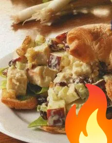 Постер Куриный салат с круассанами