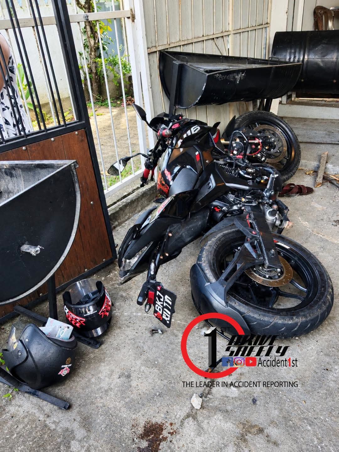 ගාල්ල උණවටුන ප්‍රදේශයේ දී මෝටර් රථයක් හා යතුරුපැදියක් ගැටීමෙන් සිදු වූ අනතුරකින් යතුරුපැදිය පාලනයෙන් ගිලිහී අසල තිබූ වෙළෙඳසැලක් තුලට කඩාවැදෙයි.