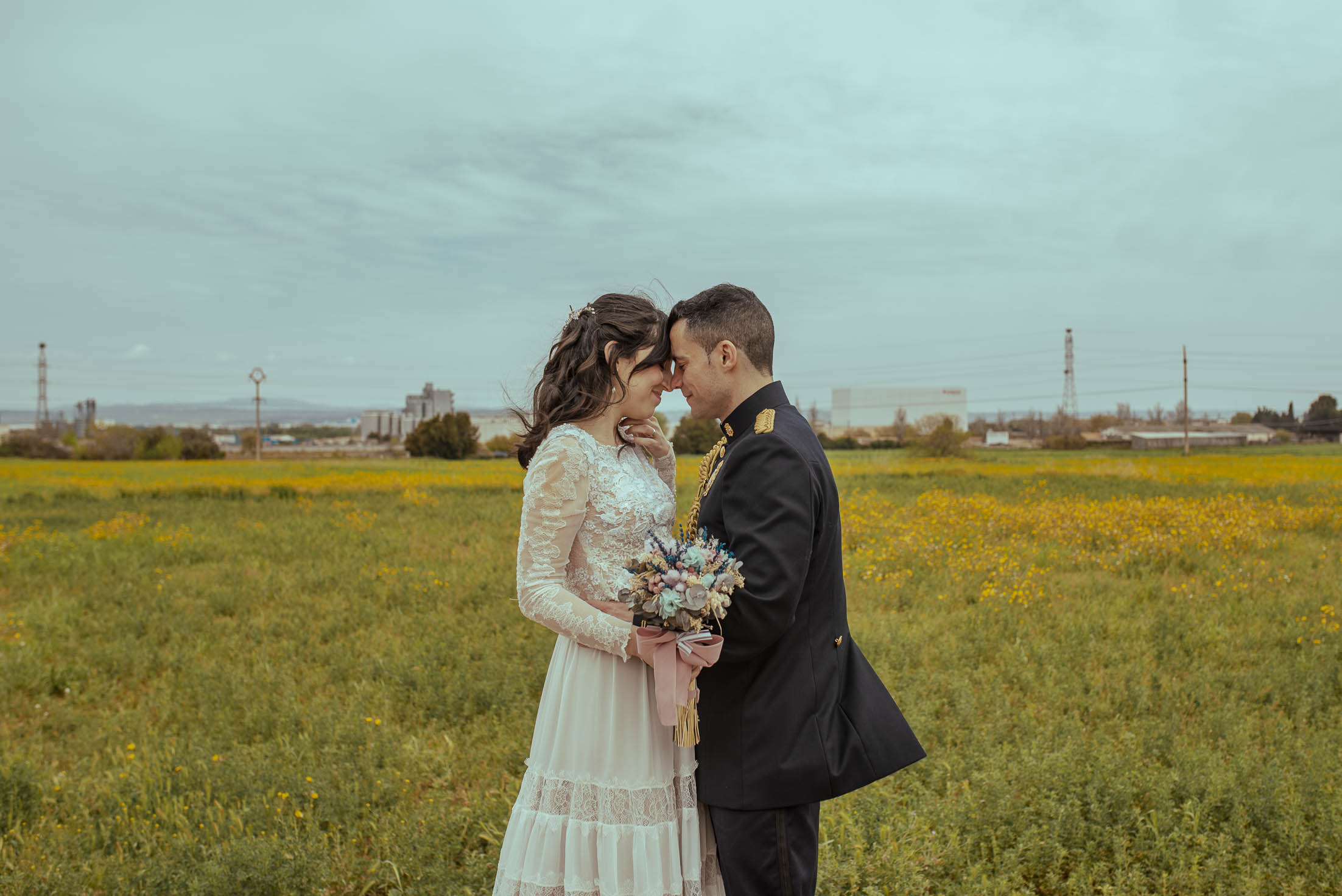 Reportaje de fotografía de boda en Hacienda Las Flores mostrando un retrato natural de los recién casados