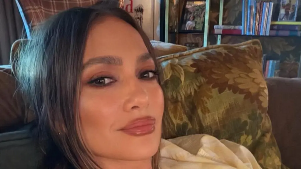 Jennifer Lopez Stuns in Form-Fitting Gown at Paris Fashion Week